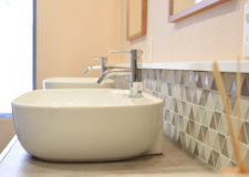 洗面台には場所毎で異なるタイルがあり、細部にも拘っております