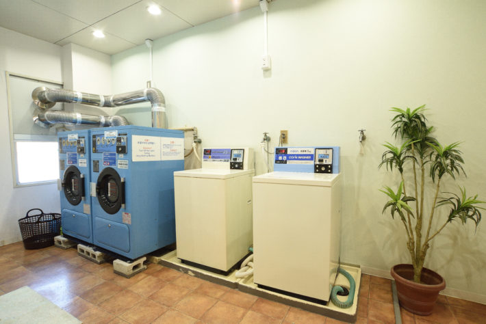 コイン式洗濯機と乾燥機が2台ずつございます。