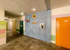 明るいエントランスがみんなを迎えます♪