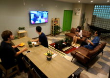 夜はみんなでテレビを見ながら寛いでいます♪