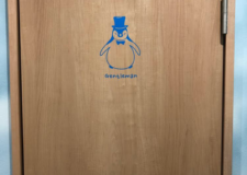 男女兼用トイレには、青いペンギンのシルエットが！